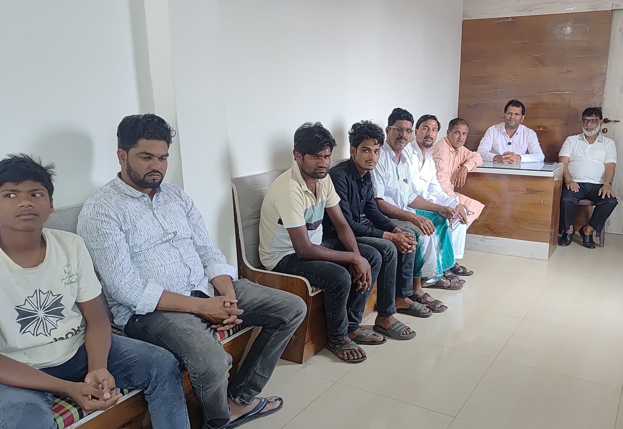 हॉस्पिटल में लगी आग बुझाने में सहयोग करने वाले युवाओं को किया सम्मानित