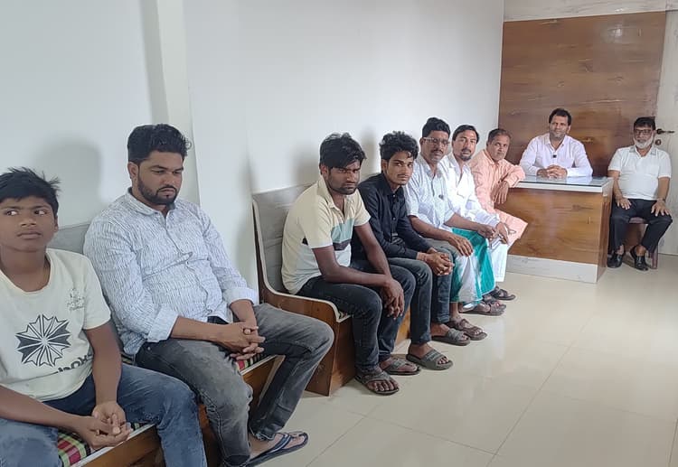 हॉस्पिटल में लगी आग बुझाने में सहयोग करने वाले युवाओं को किया सम्मानित