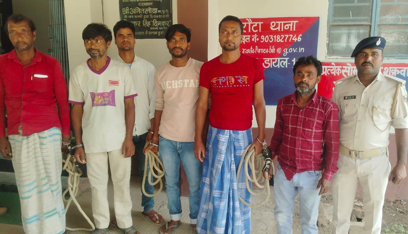 शराब पीकर हंगामा करते 12 व्यक्ति गिरफ्तार