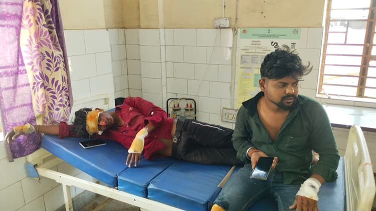 सड़क दुर्घटना में दुमका के दो युवक, धनबाद रेफर