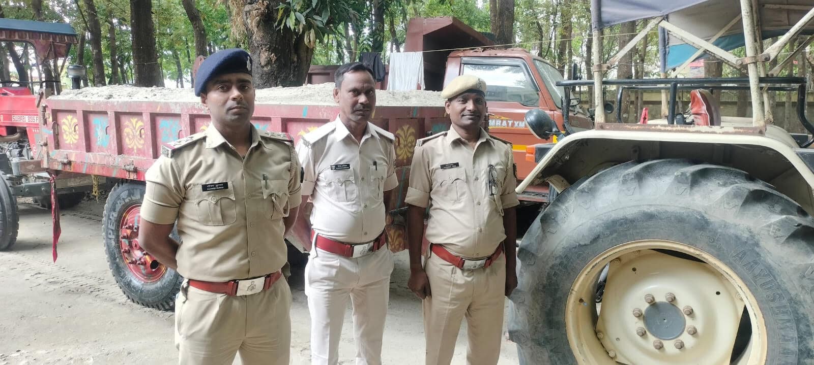 पुलिस ने बालू लदे तीन ट्रैक्टर किये जब्त