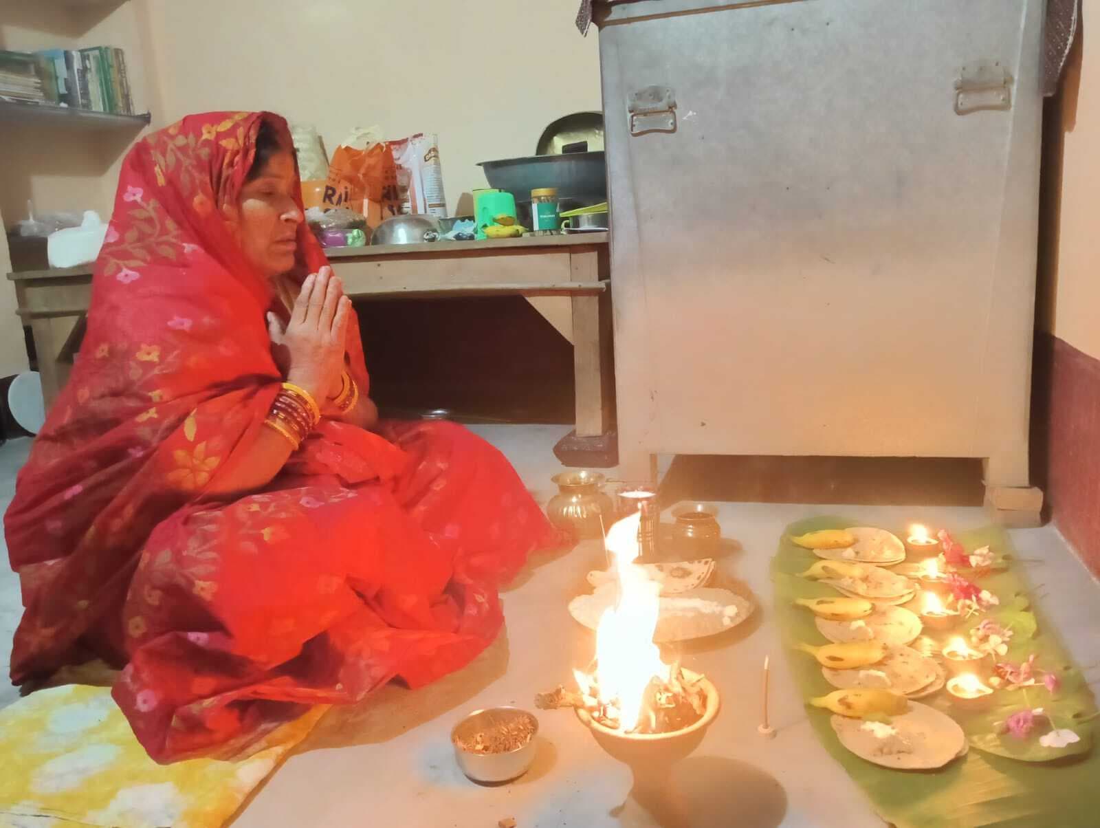 खरना संपन्न, व्रतियों का 36 घंटे का निर्जला उपवास शुरू