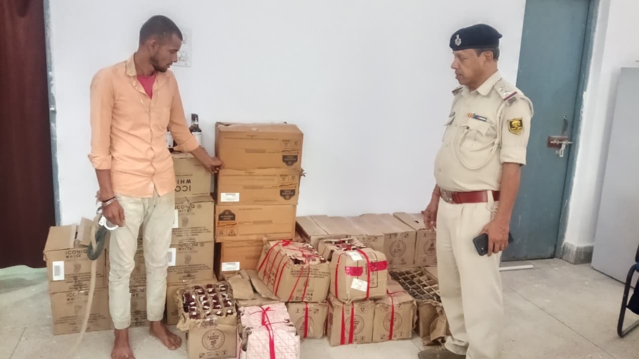 पिकअप से 1160 बोतल अंग्रेजी शराब बरामद, चालक गिरफ्तार