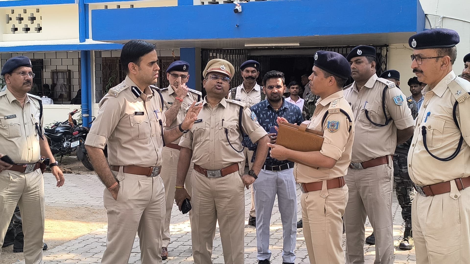 Giridih News :चिह्नित स्थलों पर रहेंगे अतिरिक्त बल, कई राज्यों की फोर्स की रहेगी तैनाती : डीआइजी