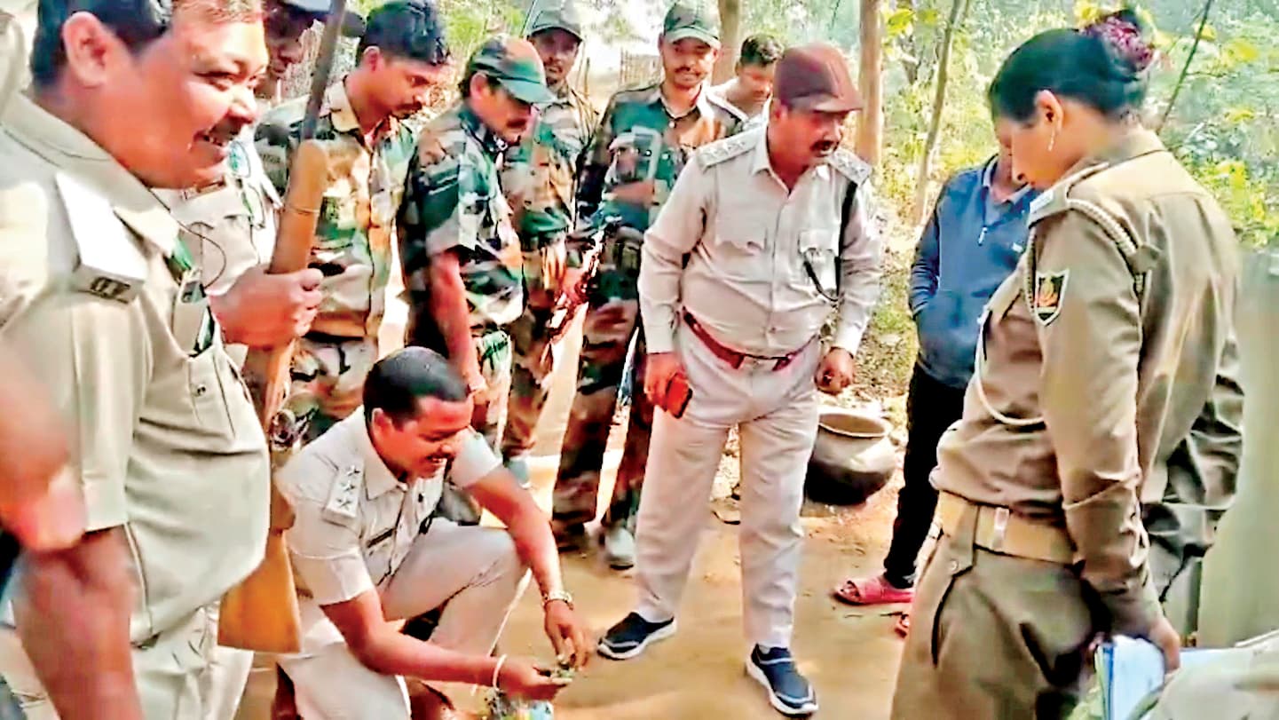 Sambalpur News: डेढ़ महीने में 13 शिकारी गिरफ्तार, 10 बंदूकें व हैंड ग्रेनेड जब्त