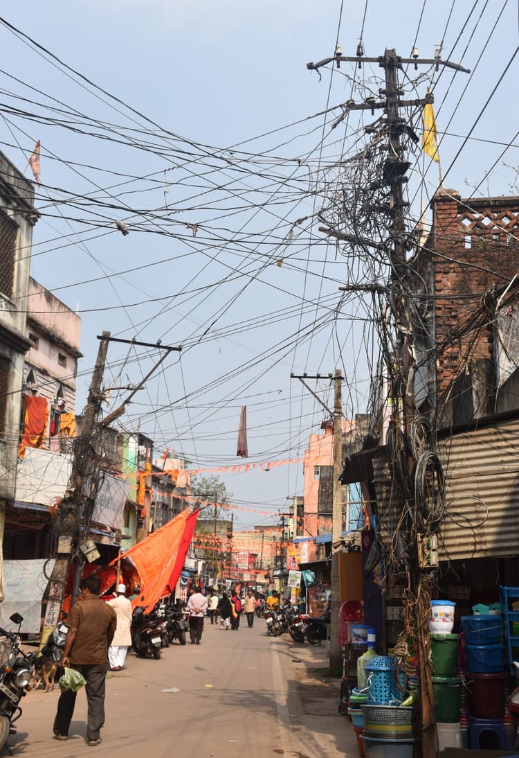 Bokaro News : जर्जर तार और पोल के भरोसे बिजली आपूर्ति