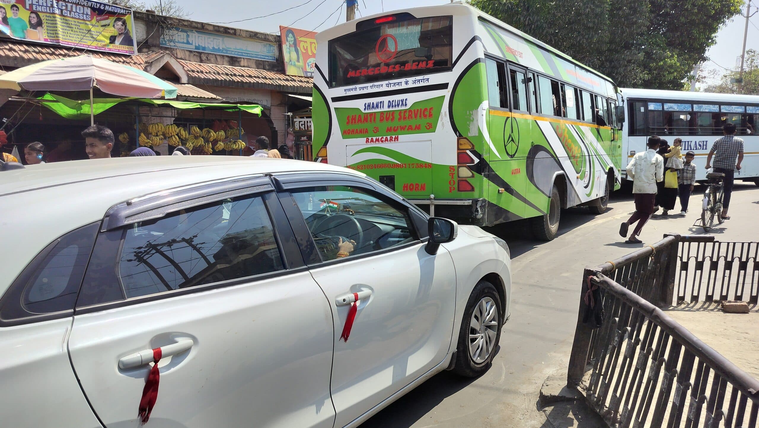 एसडीएम के आदेश के बाद भी दुर्गा चौक से नहीं हटा बस स्टैंड, जाम से कराह रहा रामगढ़