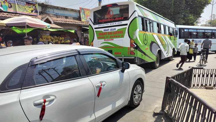 एसडीएम के आदेश के बाद भी दुर्गा चौक से नहीं हटा बस स्टैंड, जाम से कराह रहा रामगढ़