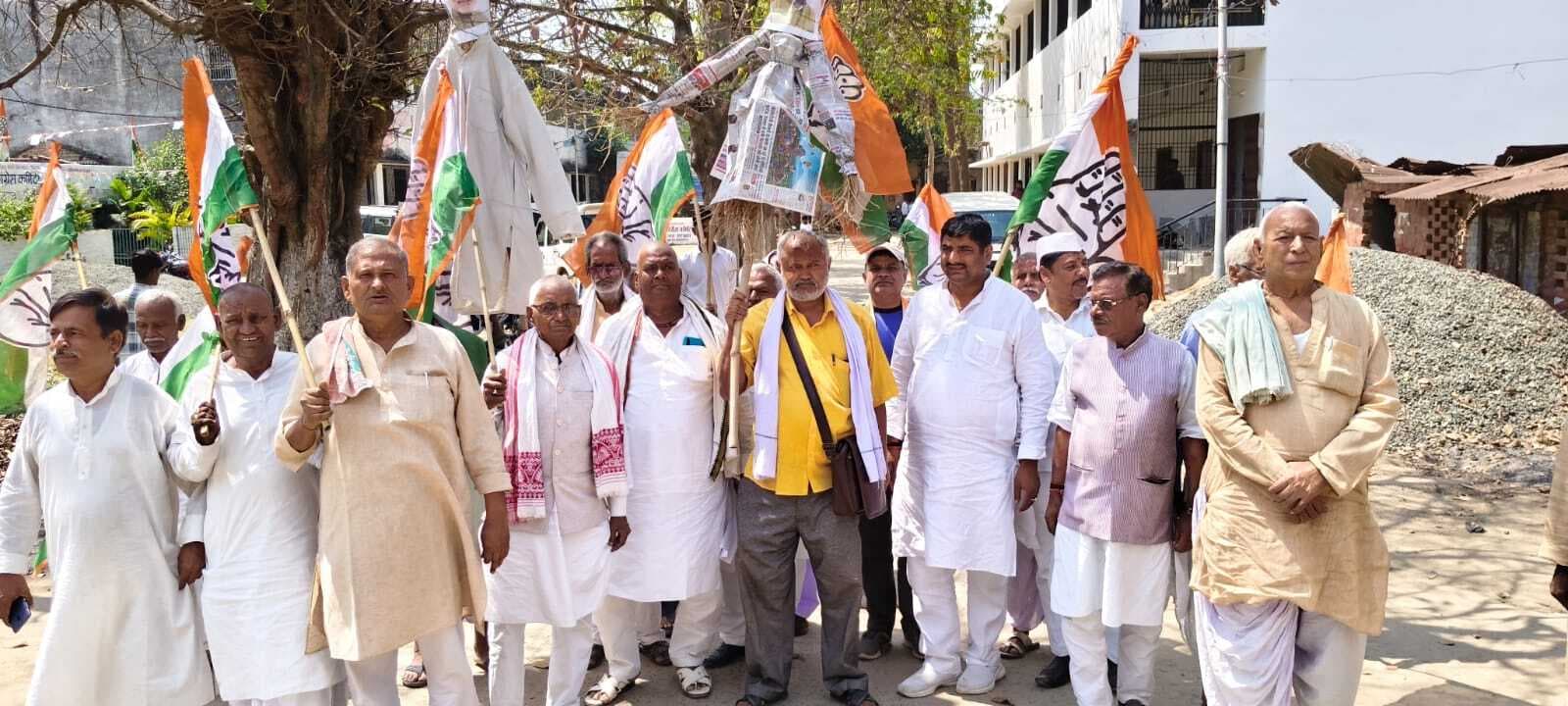 बढ़ती गैस कीमतों के खिलाफ फूंका प्रधानमंत्री व पेट्रोलियम मंत्री का पुतला