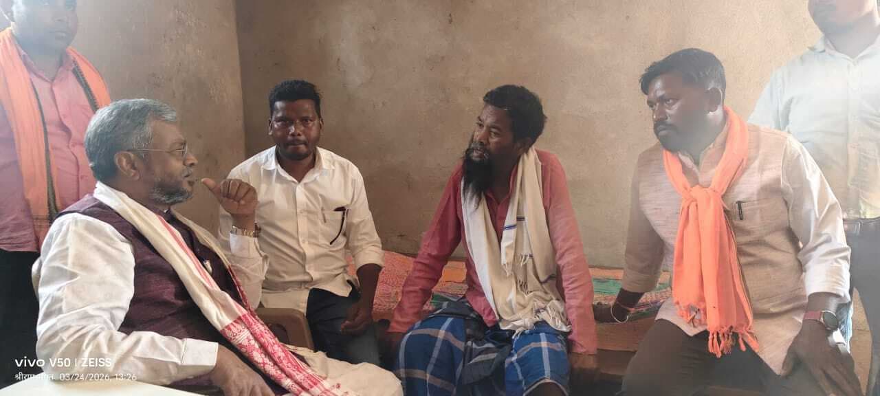 बीमार पुराने सहयोगी से मिले बाबूलाल मरांडी, दी आर्थिक मदद