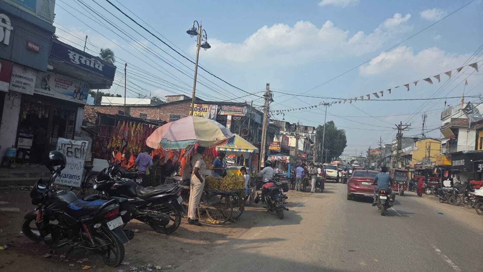 मधेपुरा : सड़कों पर बढ़ते अतिक्रमण से शहर की रफ्तार पर ''''ब्रेक'''', घंटों जाम में फंस रहे राहगीर