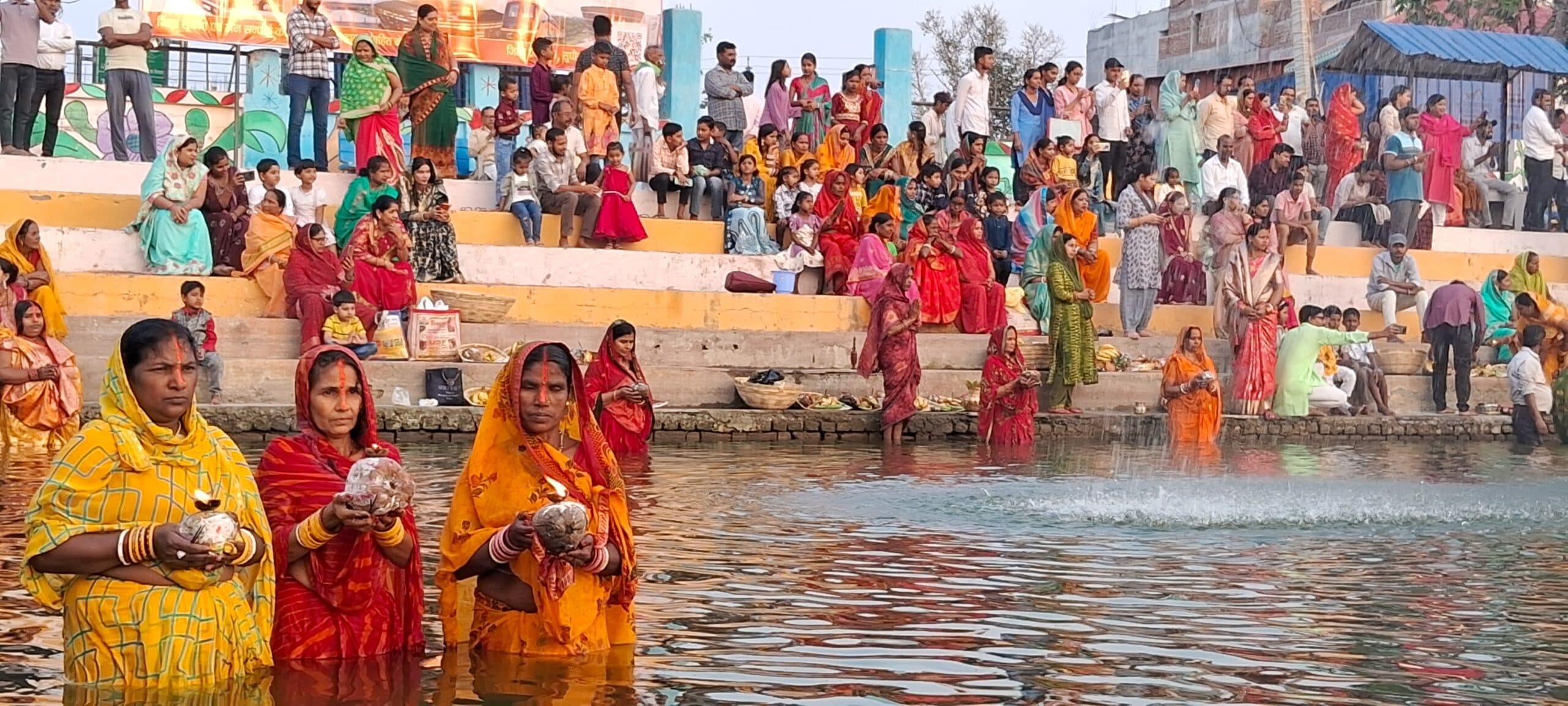 छठ व्रतियों ने अस्ताचलगामी सूर्यदेव को दिया अर्घ्य, परिवार के सुख समृद्धि की कामना