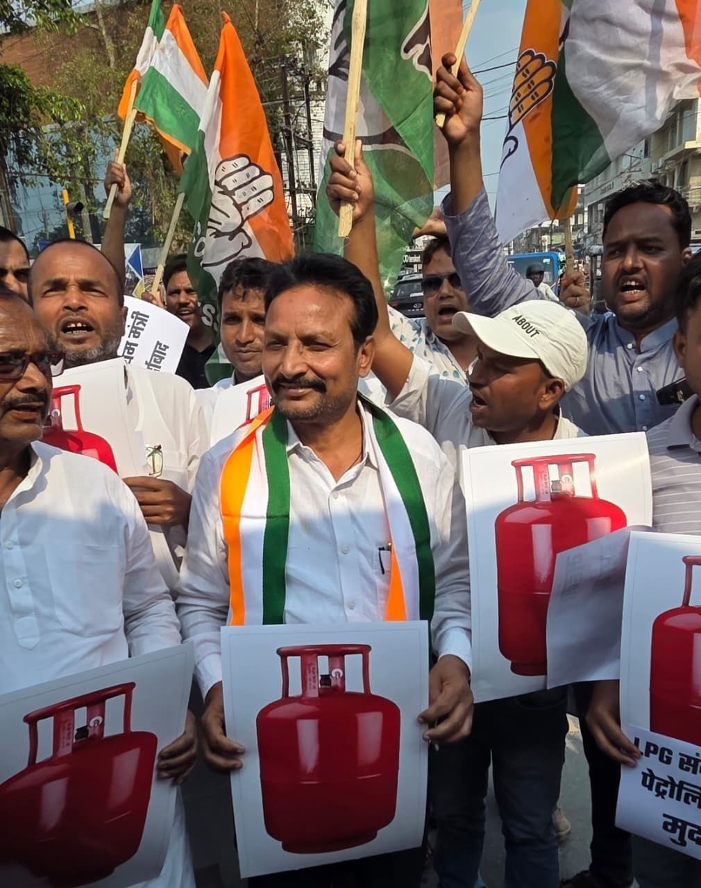 सिलेंडर व महंगाई को लेकर कांग्रेस का प्रदर्शन, फूंका पुतला