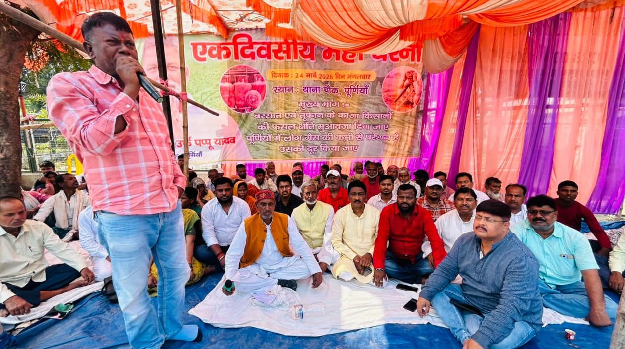 आंधी-तूफान से फसल बर्बादी पर किसानों का धरना, सरकार से की मुआवजे की मांग