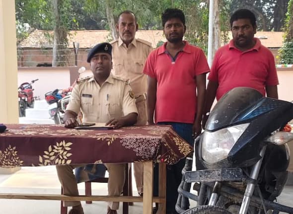 अमौर से चोरी की बाइक के साथ दो शातिर गिरफ्तार
