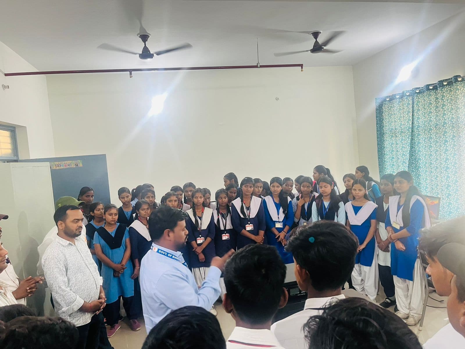 विभिन्न विद्यालयों के छात्र-छात्राओं ने आइटीआइ कॉलेज का किया भ्रमण