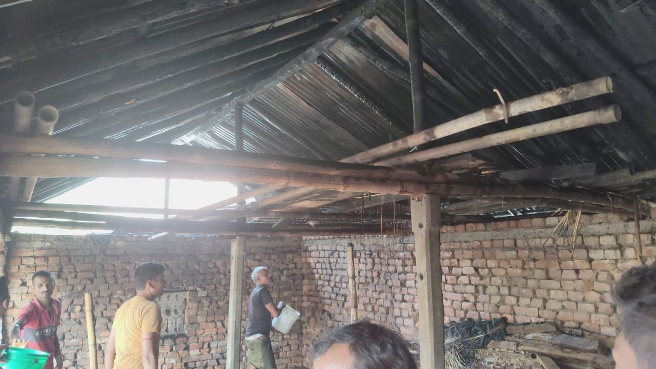 अगलगी में मवेशी घर व भूसा घर राख