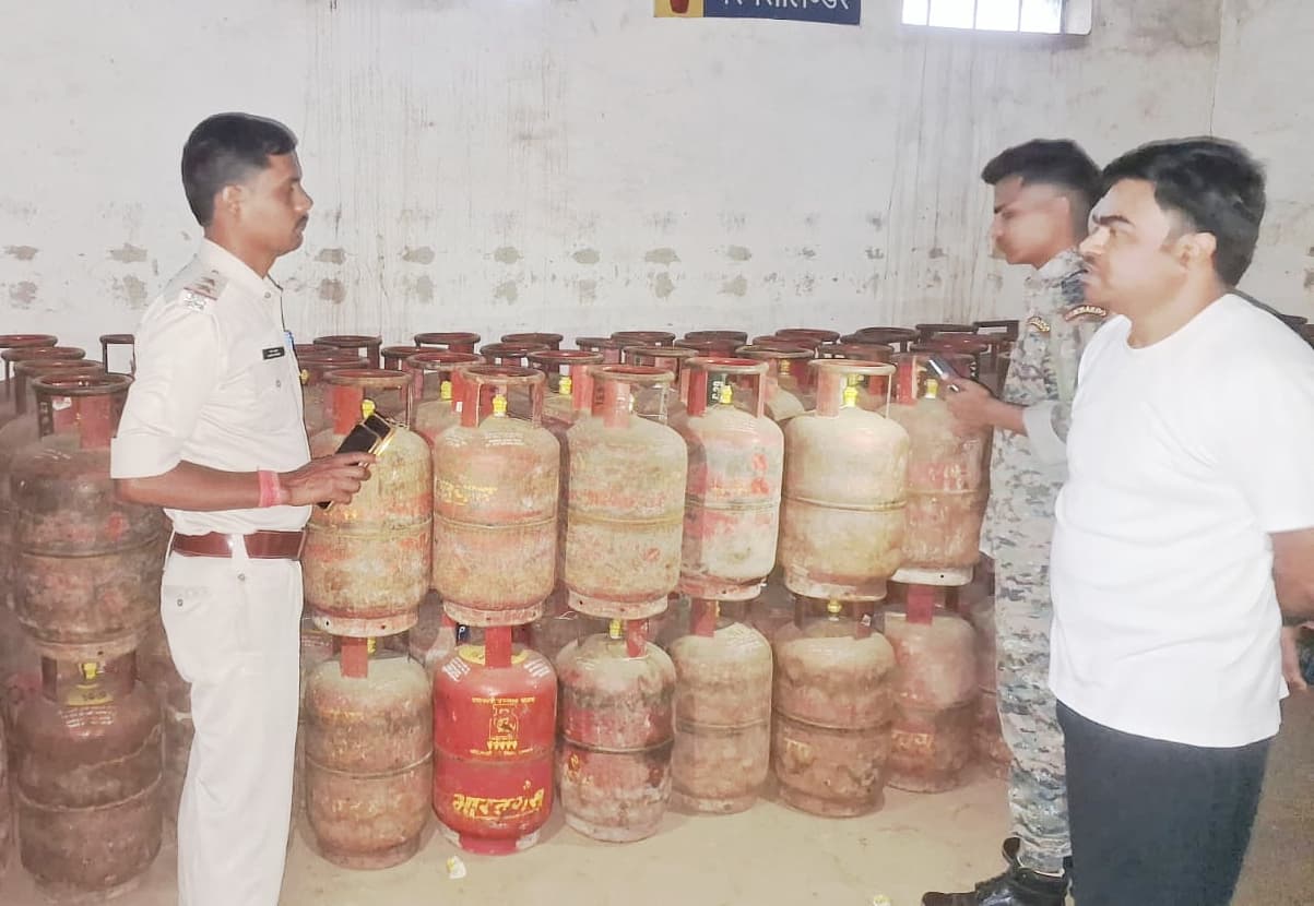थानाध्यक्ष ने की गैस एजेंसी व गोदामों के स्टॉक की जांच