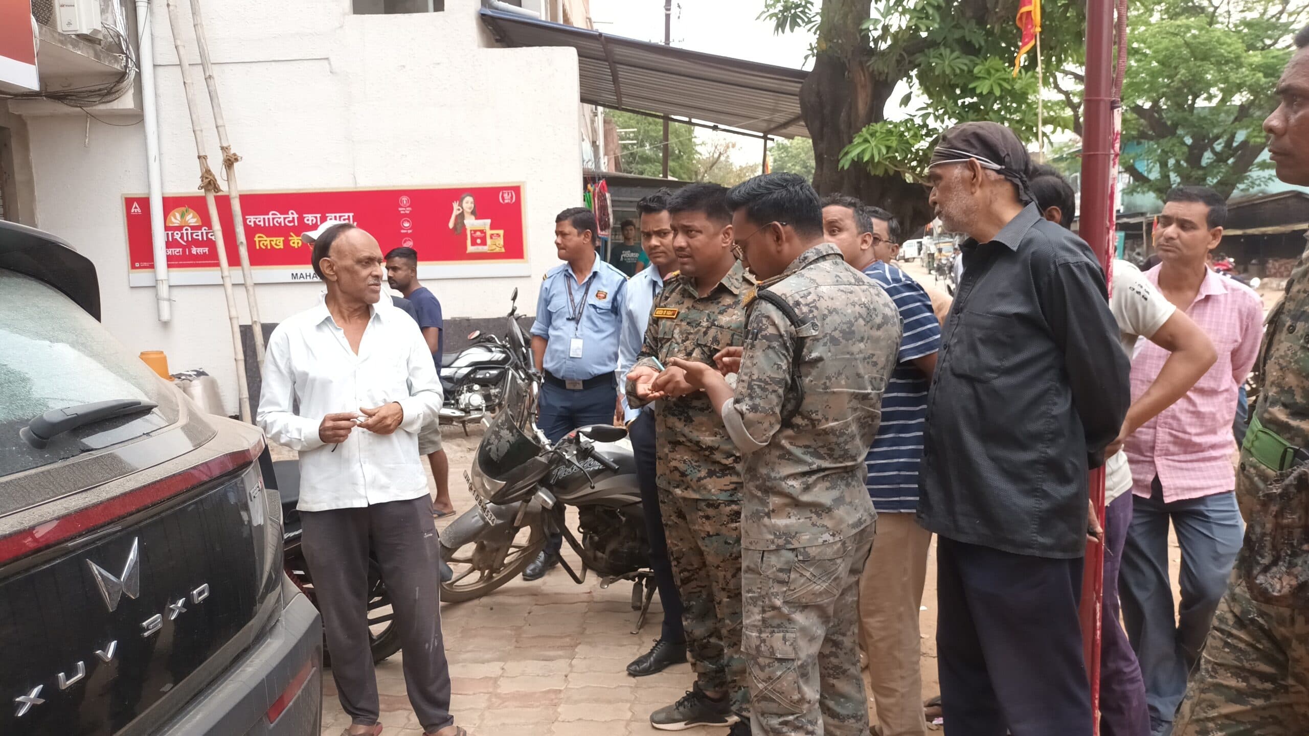 व्यवसायी की कार व आवास के पास फायरिंग