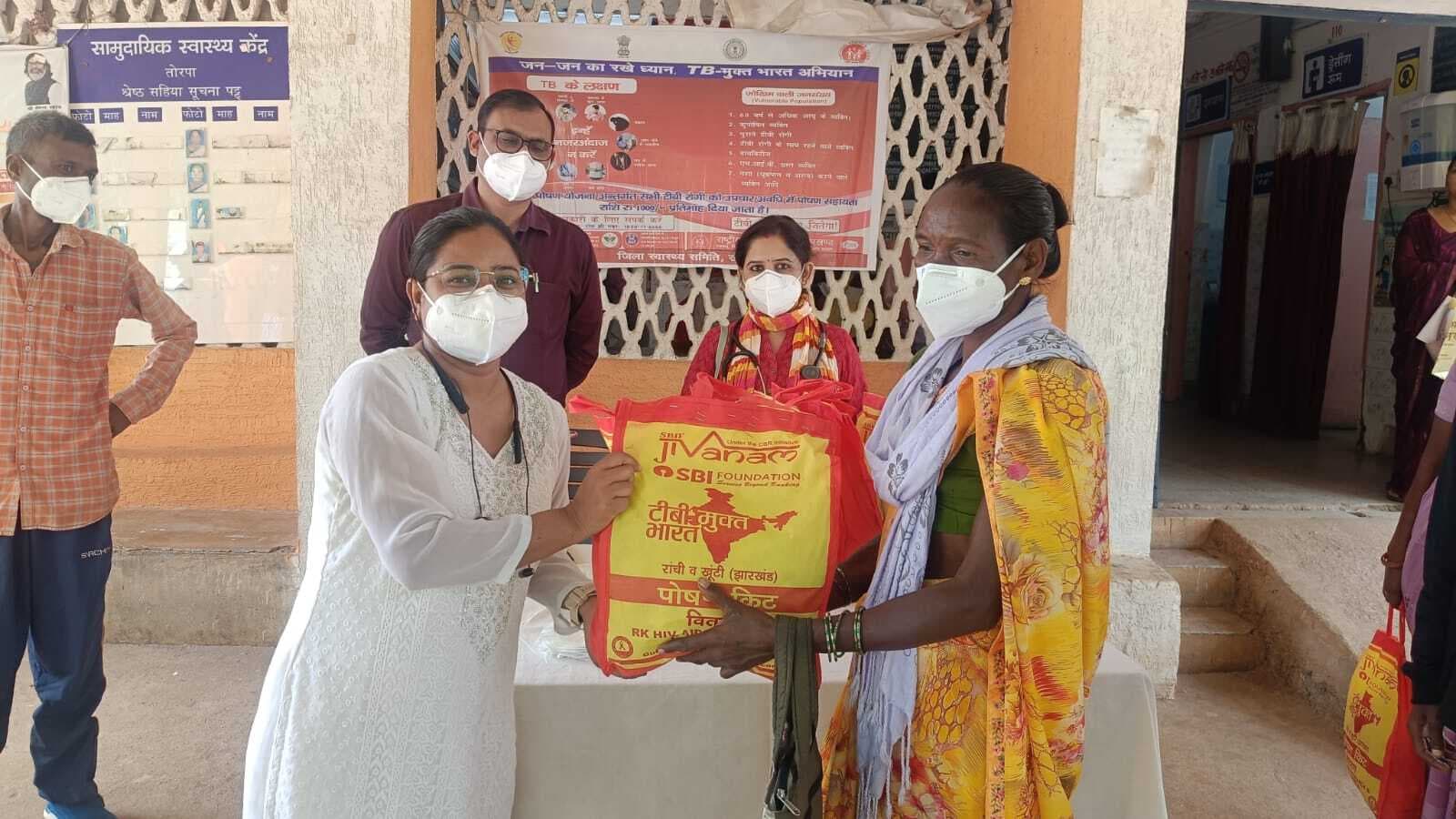 टीबी मरीजों के बीच पोषण किट का वितरण