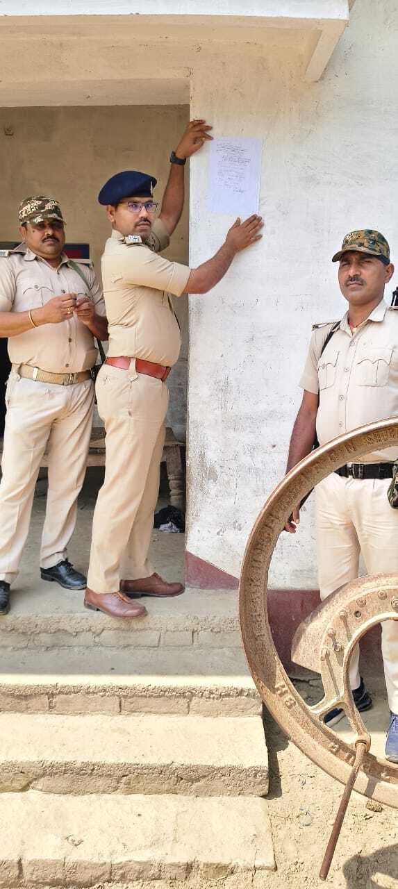 पोक्सो कांड में फरार अभियुक्त के घर चिपकाया इश्तिहार