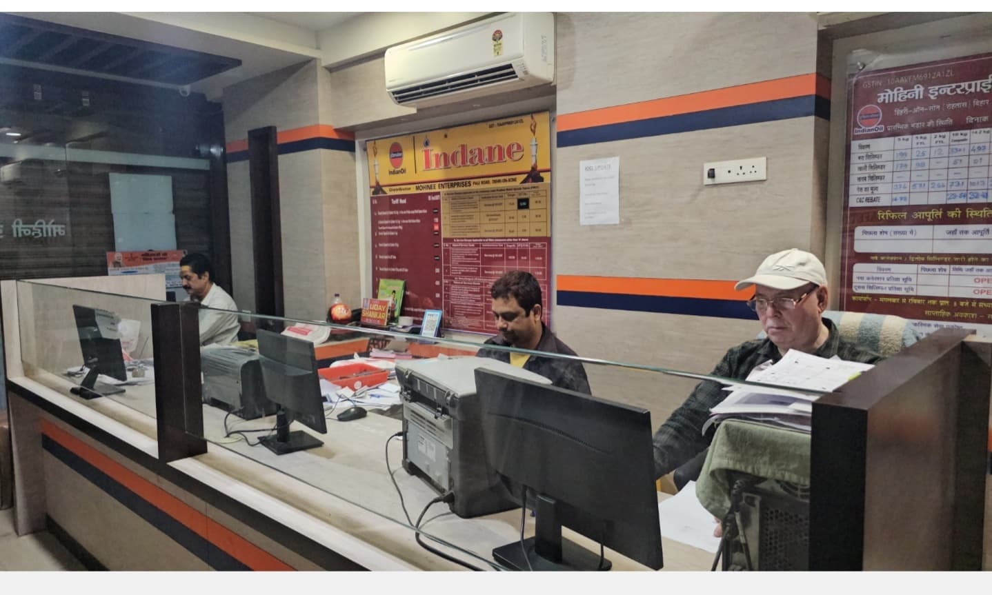 लीड........... एसपी का बॉडीगार्ड बता जबरन ले गया गैस सिलिंडर