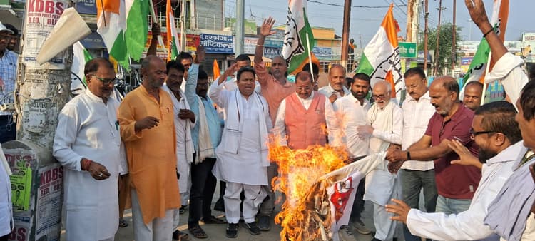 घरेलू गैस की किल्लत से कांग्रेसियों ने पीएम का फूंका पुतला