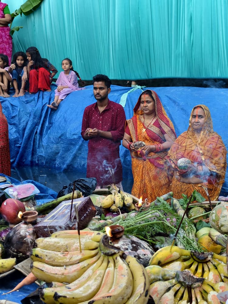 मीरगंज व केसलय नदी घाटों पर डूबते सूर्य को दिया अर्घ्य