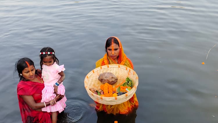 नारायणपुर में अस्ताचलगामी सूर्य को दिया गया अर्घ्य