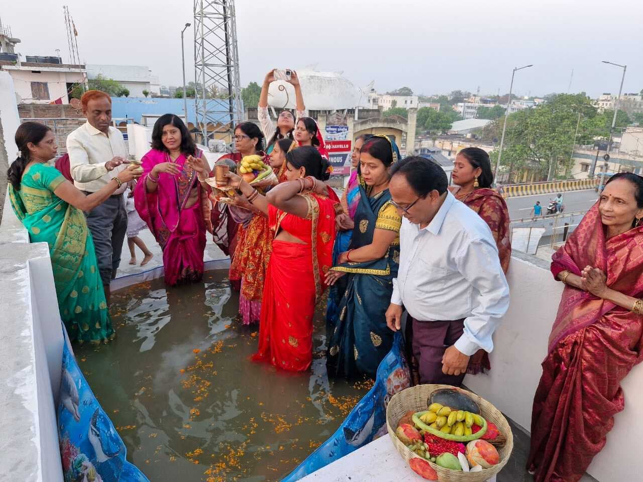 कांच ही बांस के बहंगिया बहंगी लचकत जाय... गीतों से भक्तिमय हुआ शहर