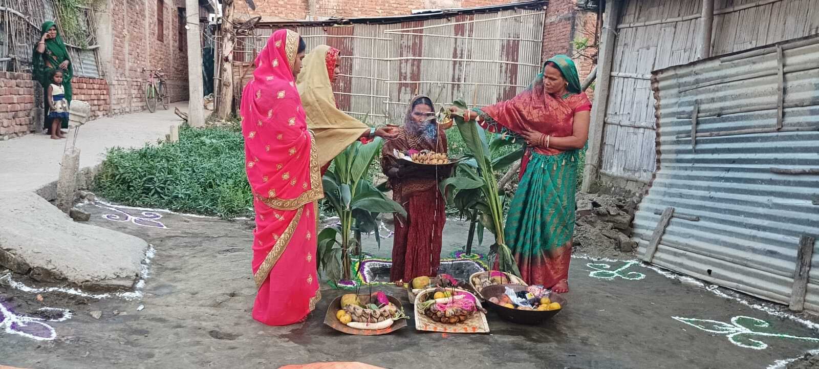 छठव्रतियों के आस्था के पर्व चैती छठ के तीसरे दिन अस्ताचलगामी को अर्घ्य देकर की पूजा अर्चना