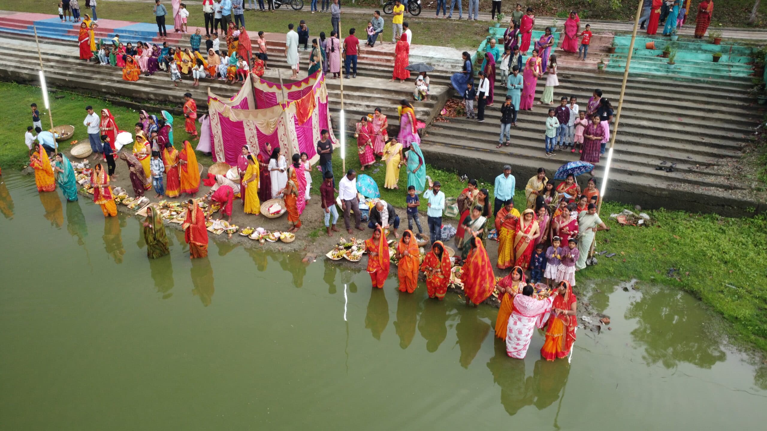 अस्ताचलगामी भगवान भास्कर को श्रद्धालुओं ने दिया अर्घ