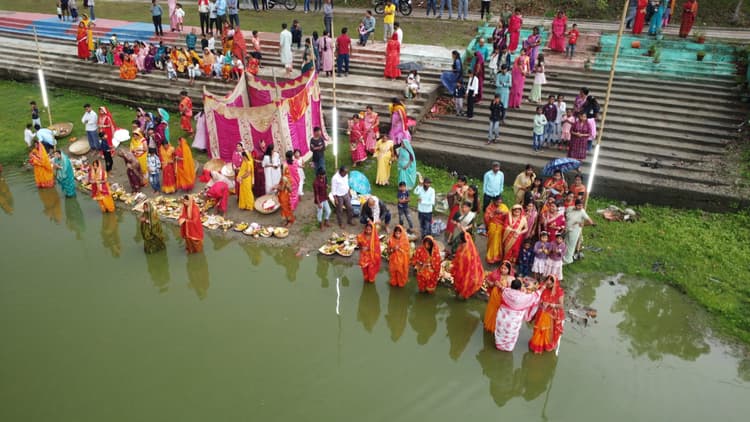 अस्ताचलगामी भगवान भास्कर को श्रद्धालुओं ने दिया अर्घ