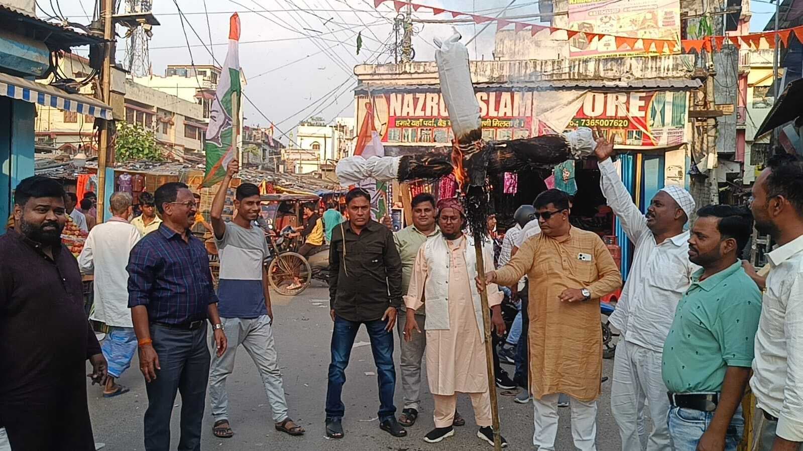 गैस सिलेंडर की कीमतें बढ़ने पर कांग्रेसियों ने फूंका पीएम का पुतला