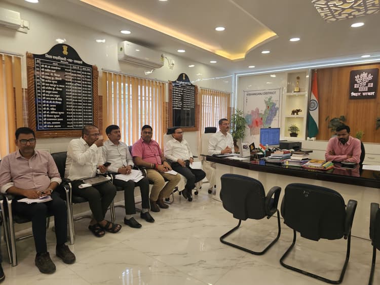 सात निश्चय  व अन्य योजनाओं की डीएम ने की समीक्षा, दिये कई निर्देश