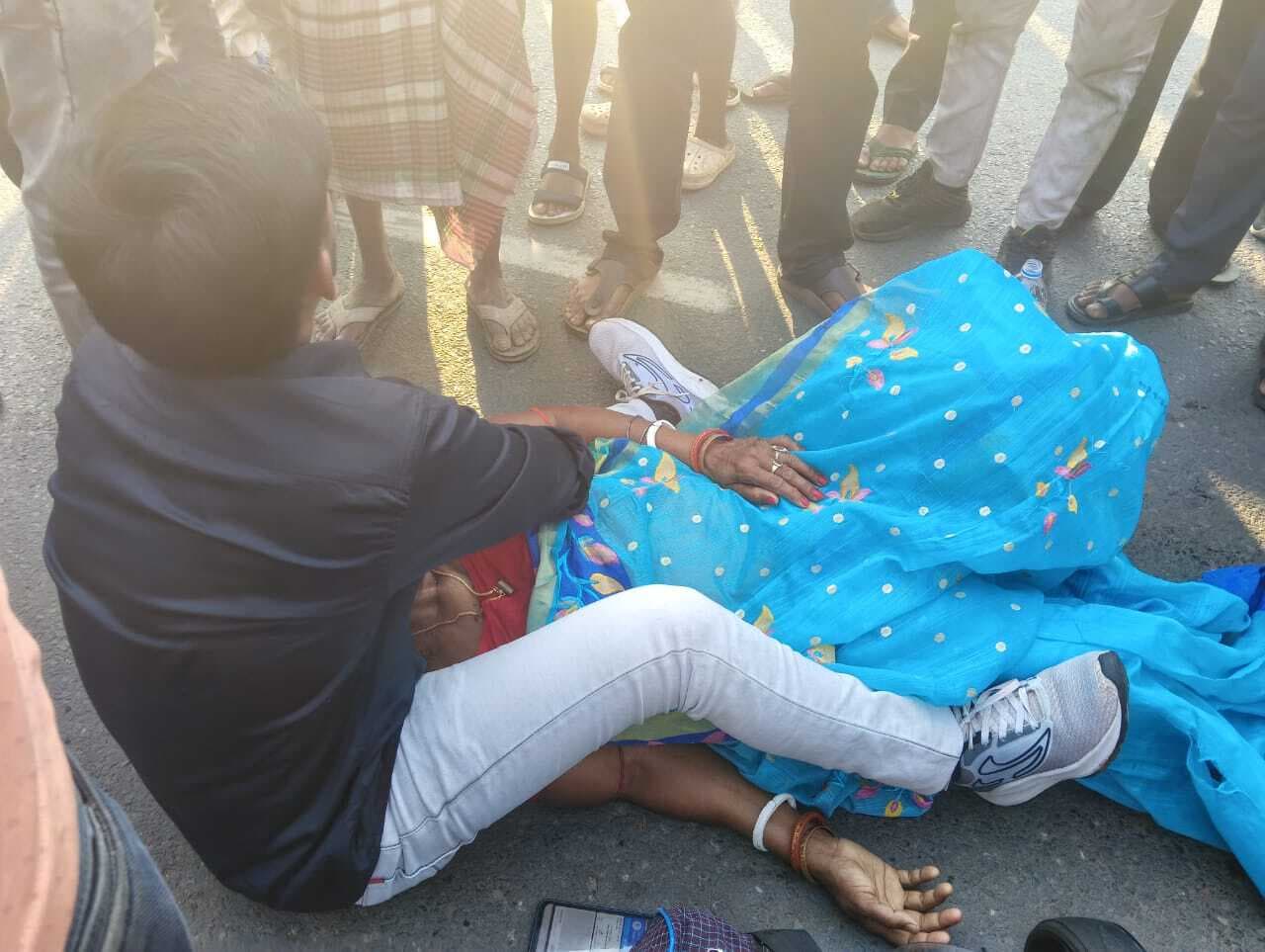 ट्रेलर ने बाइक को मारा धक्का, मां-बेटा घायल