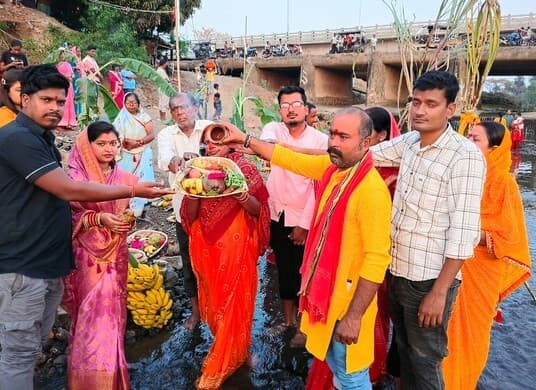 व्रतियों ने अस्ताचलगामी सूर्य को दिया पहला अर्घ्य, आज होगा समापन