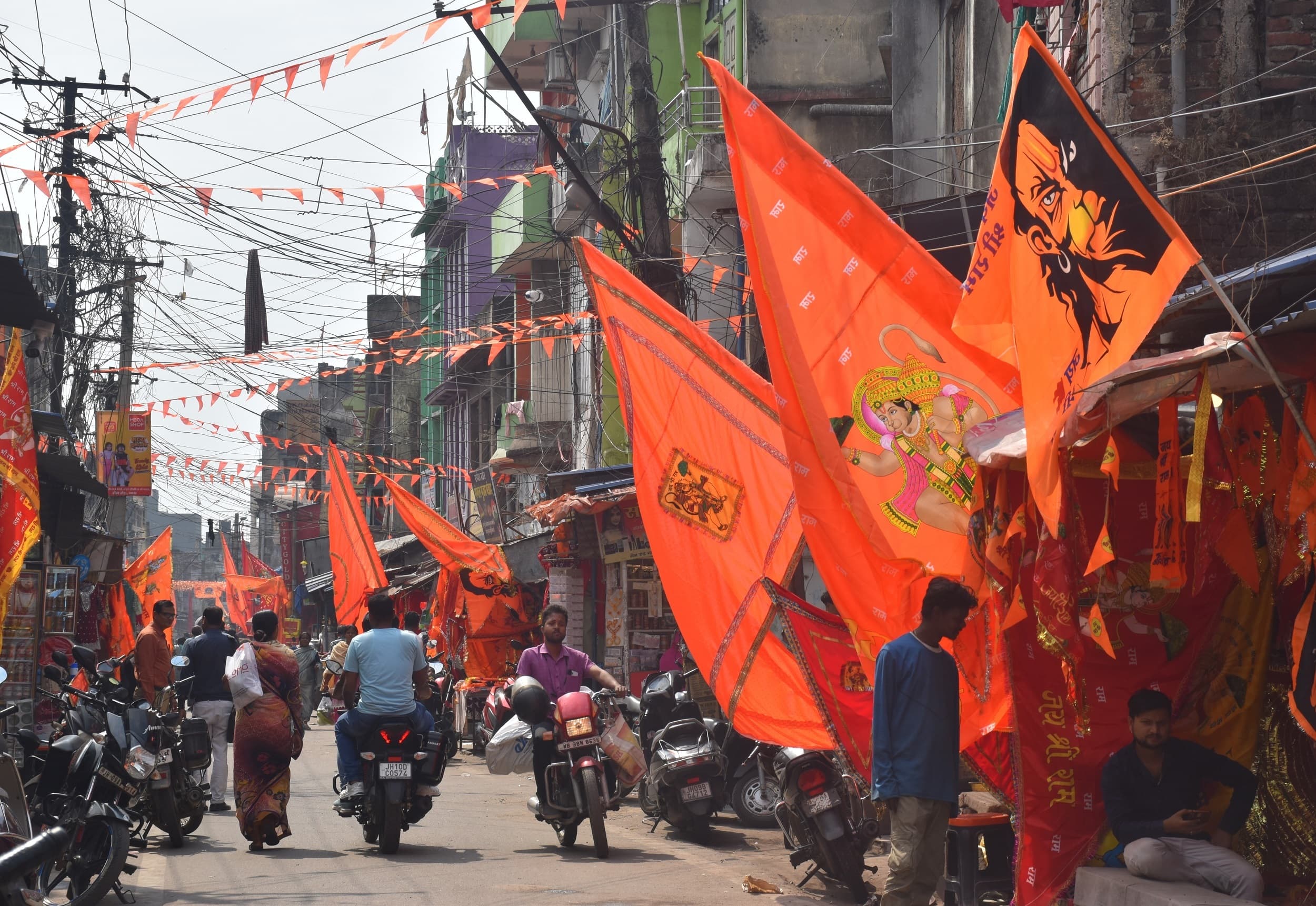 Bokaro News : महावीरी झंडों से पटा बाजार, मंदिरों की हो रही सजावट