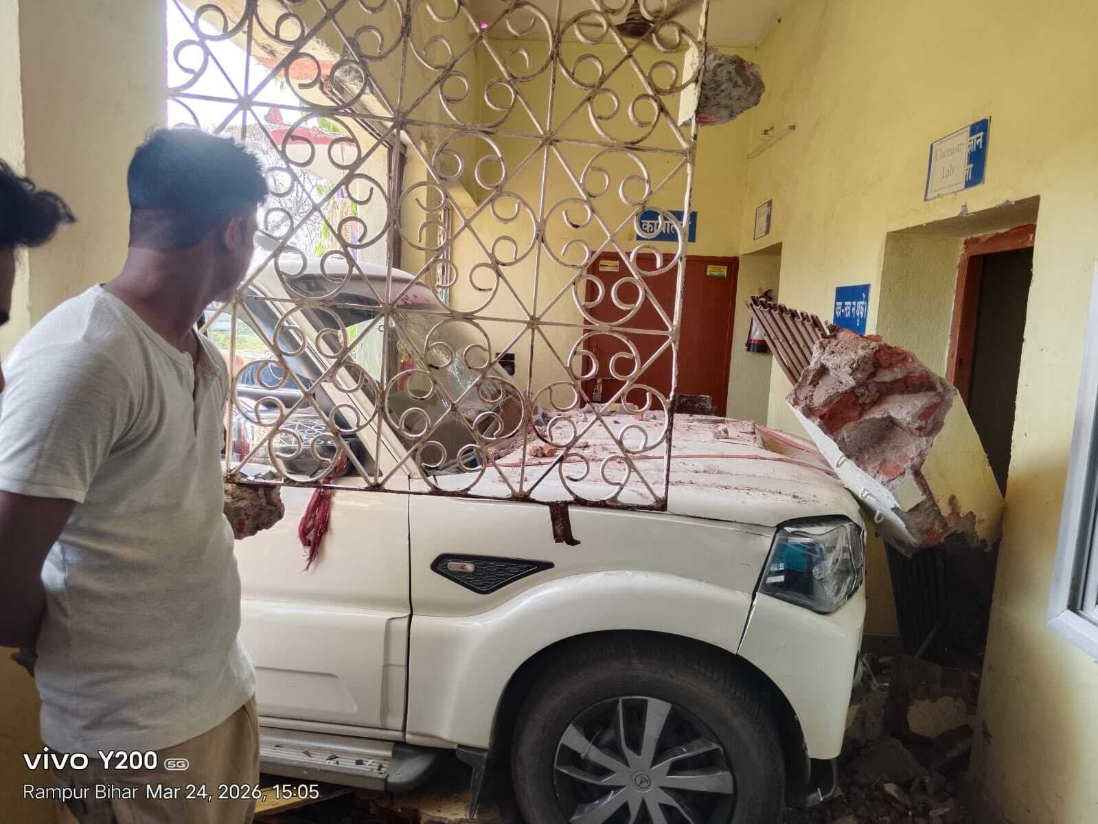 नशे में धुत स्कॉर्पियो सवारों का तांडव, इंटरनेशनल कॉलेज का गेट तोड़ परिसर में घुसी गाड़ी