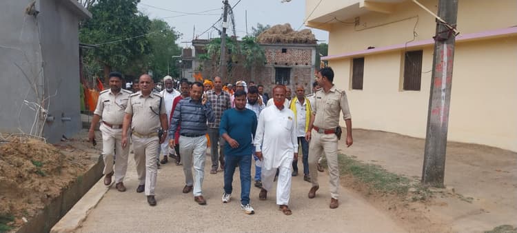 Giridih News : अधिकारियों ने लेवरा दलांगी में निकाला सद्भावना मार्च