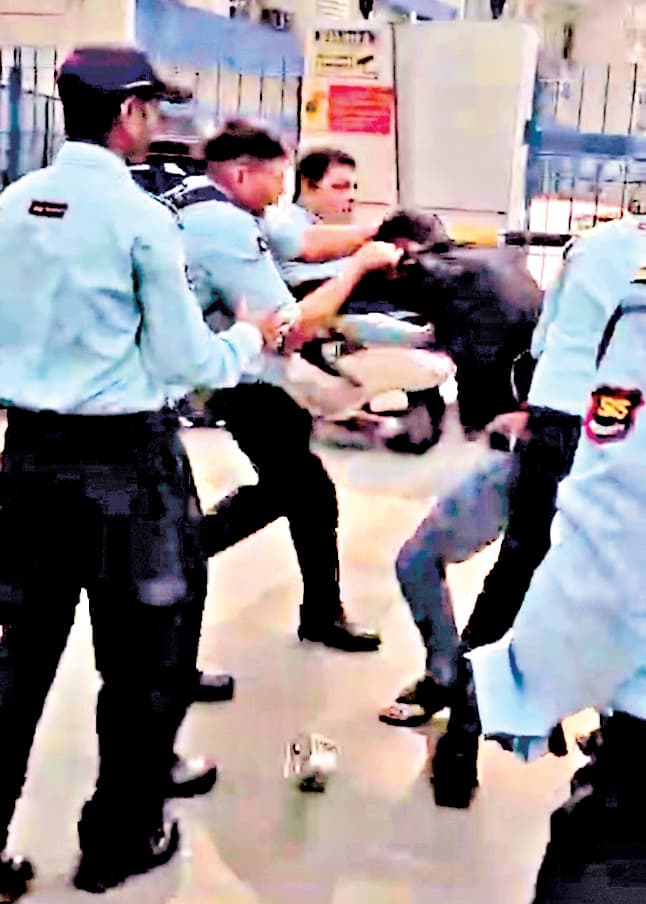 Jamshedpur News : टीएमएच में बाइक लेकर घुसने को लेकर विवाद, सुरक्षाकर्मियों ने युवक को पीटा