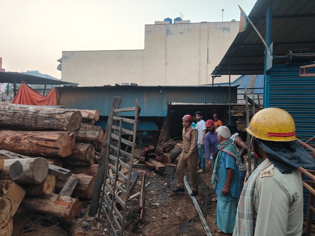 Jamshedpur News : बर्मामाइंस : लकड़ी गोदाम में लगी आग, लाखों का नुकसान