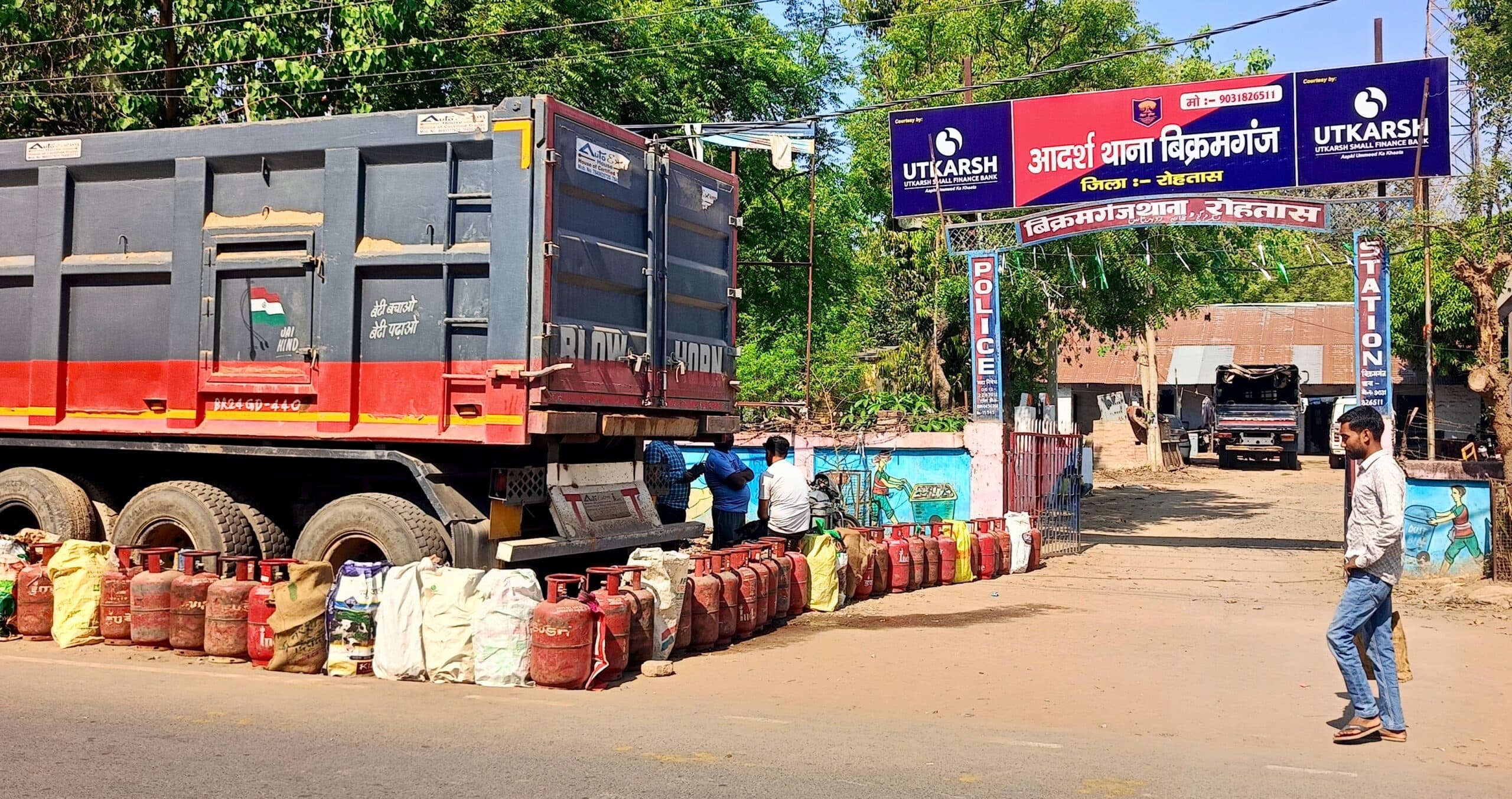 रसोई गैस की किल्लत, थाने के गेट पर लगी सिलेंडरों की लंबी कतार