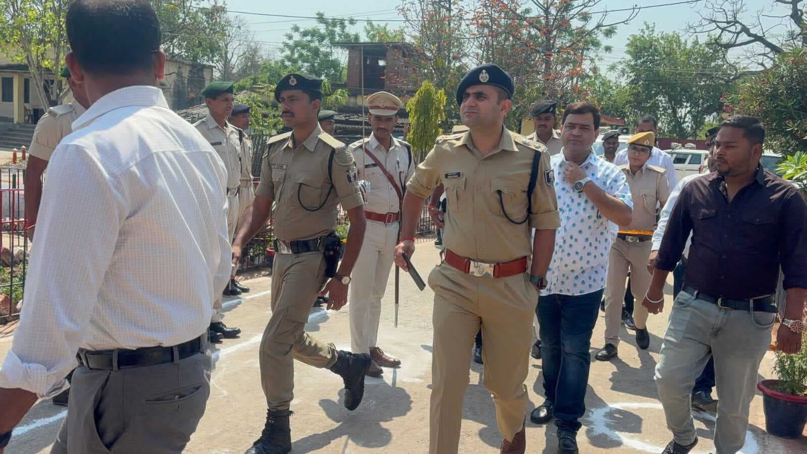 डीएम व एसपी के समक्ष बंदियों ने रखीं समस्याएं, कई का ऑन स्पॉट निदान