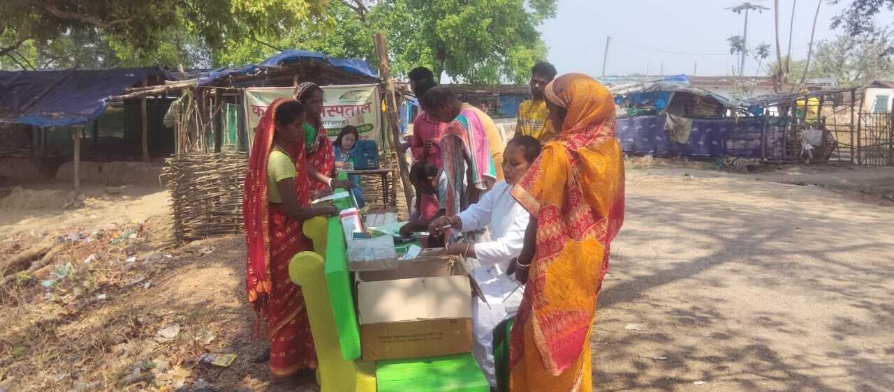 स्वास्थ्य शिविर में मरीजों की जांच की गयी