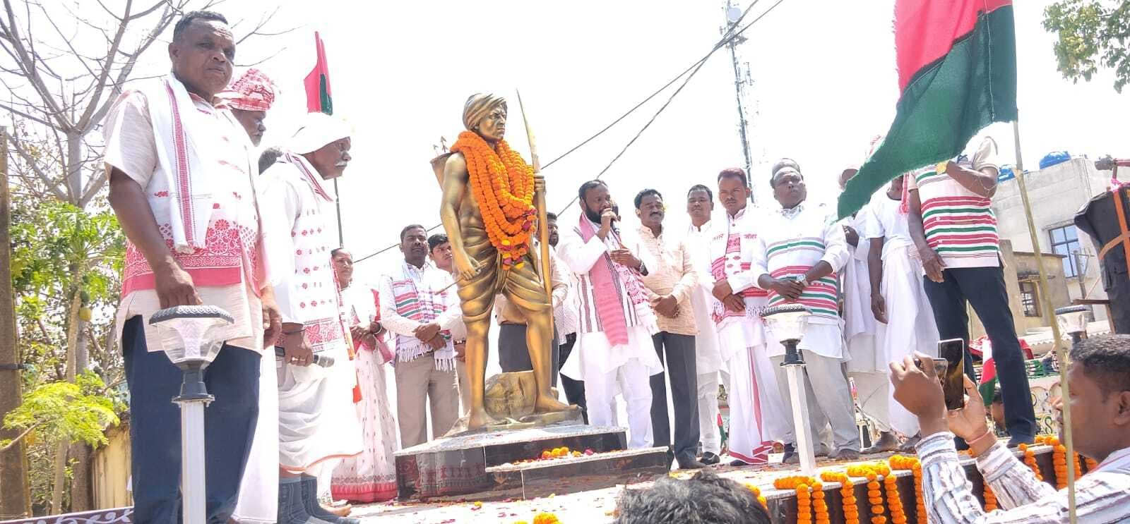 सरहुल पर रनिया में भगवान बिरसा मुंडा के प्रतिमा का अनावरण