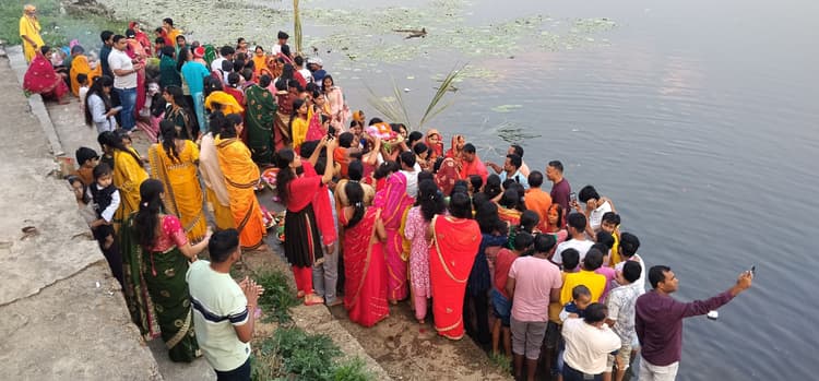 उदीयमान सूर्य को अर्घ के साथ संपन्न हुआ छठ महापर्व