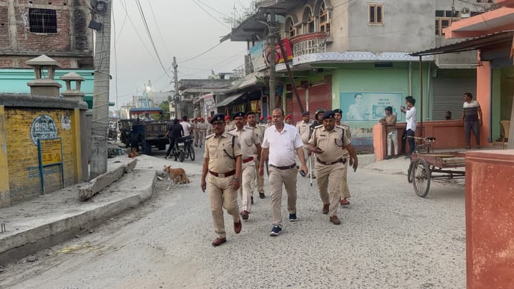 रामनवमी पर निकलने वाली शोभायात्रा की तैयारी पूरी, व्यवसायिक प्रतिष्ठानों पर लगाया गया भगवा ध्वज