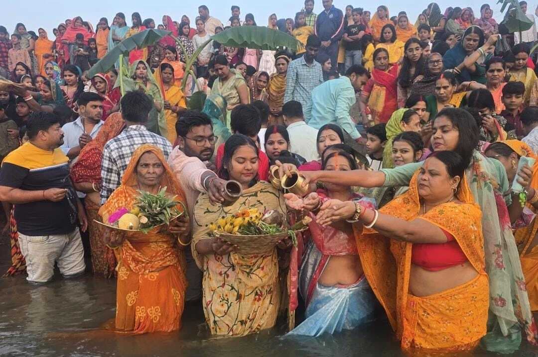 उगते सूर्य को अर्घ्य देने के साथ चैती छठ का हुआ समापन