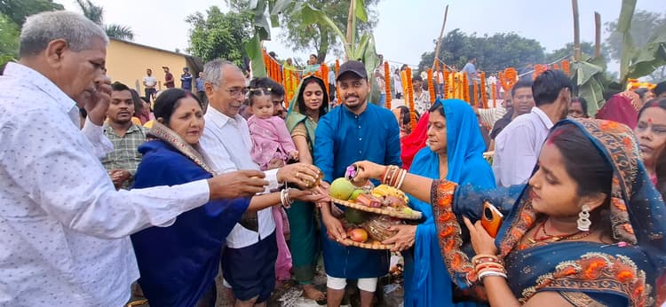 उदीयमान सूर्य को अर्घ अर्पित कर छठी मैया से मांगी सुख, शांति और समृद्धि की मन्नतें